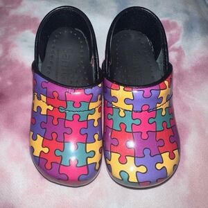 EUC Little Girl 7 1/2-8 Sanita Autism Spectrum Pattern Clogs